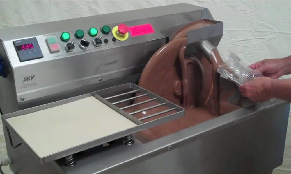 TEMPER CHOCOLATE USING A MACHINE